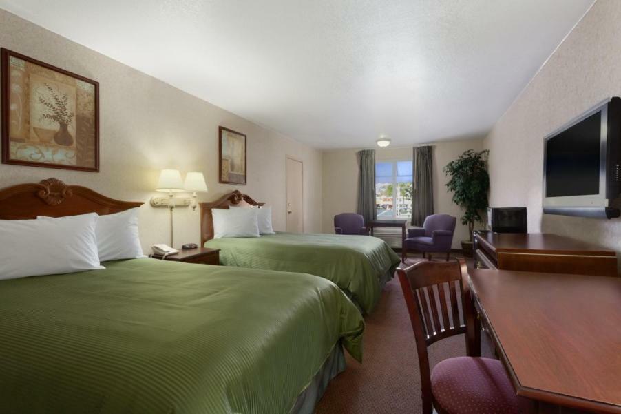 Travelodge By Wyndham Orange County Airport/ Κόστα Μέσα Εξωτερικό φωτογραφία